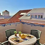 Ana Margarida Residences アパート
